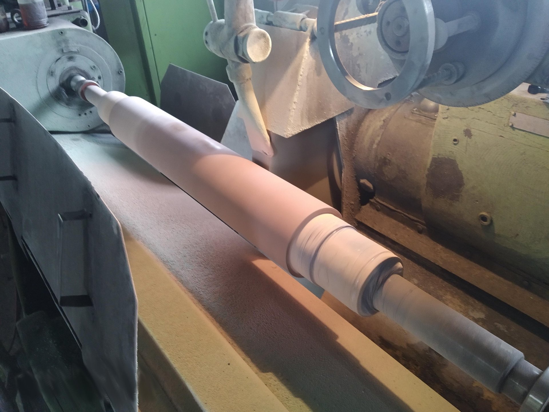 Круглая шлифовка вала полиграфической машины на станке 3А165 смотреть онлайн