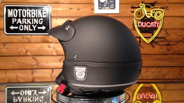 Nexx X60 Tribute with and without Peak