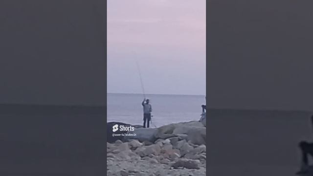 Кипр, Лимасол, человек с удочкой, рыбак, рыбалка, ловит рыбу, вечер, средиземное море