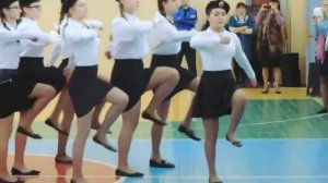 Девочки из средней школы маршируют лучше чем солдаты