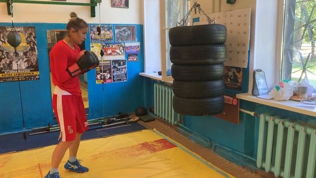 Left hook on bag. Постановка жесткого, акцентированного левого бокового удара на мешке. смотреть онлайн
