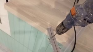 Монтаж плинтуса столешницы. Сделай кухню красивее!