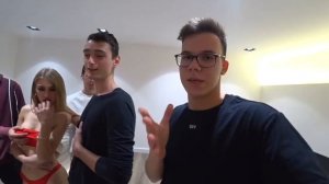 КТО ПОСЛЕДНИЙ УБЕРЁТ РУКУ с ДЕВУШКИ СМОЖЕТ СНЯТЬ С НЕЁ ВСЁ за 24 часа ЧЕЛЛЕНДЖ