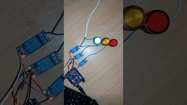 "Светофор" на Arduino Uno. смотреть онлайн