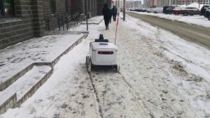 Робот доставщик зимой