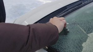 Как легко удалить надписи с лобового стекла автомобиля, после покупки.