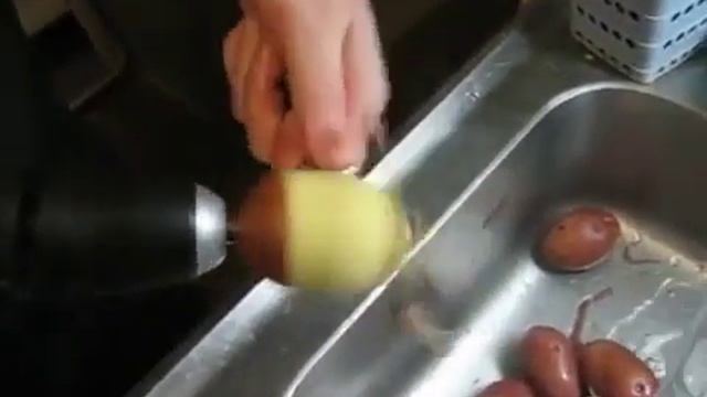 Как нужно чистить картошку! смотреть онлайн