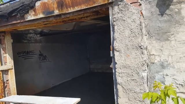 бетонный пол в заброшенном гараже