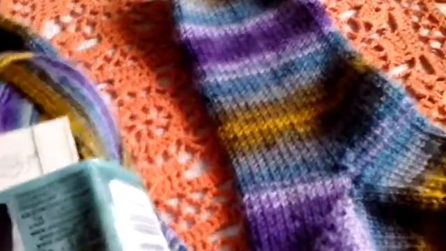 Вяжу носочки...Нас много,-носки любят все.. смотреть онлайн