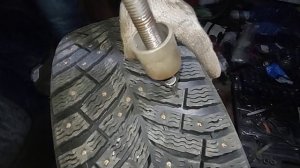 Установка ремонтного шипа в шину мишлен