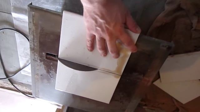 Резка кафеля на электрическом плиткорезе смотреть онлайн
