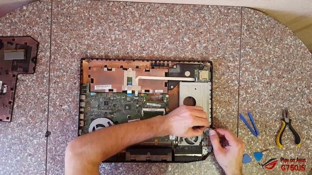 Разборка и чистка ноутбука Asus ROG g750js в домашних условиях смотреть онлайн