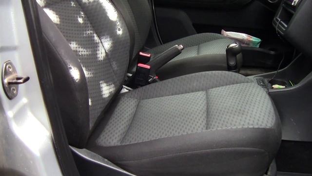 Химчистка авто за 500 рублей во дворе.