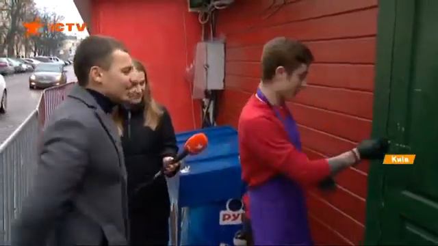 Документов нет, еда возле помойки. Что скрывает главная рождественская ярмарка Киева смотреть онлайн