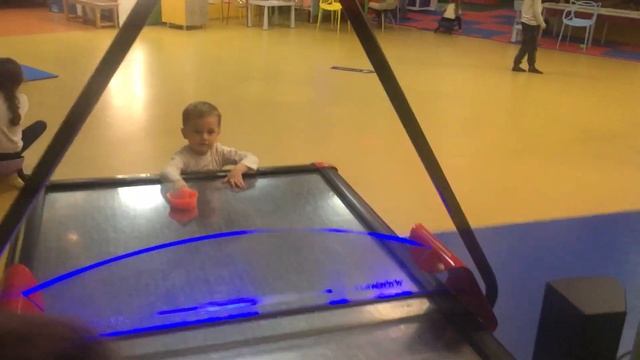 С братом играем в настольный аэрохоккей смотреть онлайн