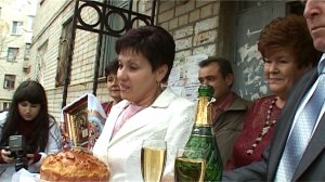 Встреча молодых с свадебным караваем