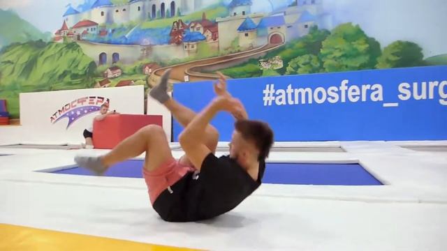Как сделать заднее сальто на батуте (How to Flip on a trampoline). Удивительные трюки на батуте. смотреть онлайн
