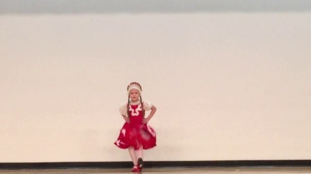 Софья (7 лет) танцует русский народный танец смотреть онлайн