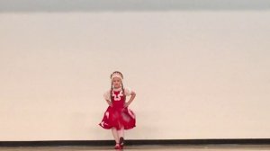 Софья (7 лет) танцует русский народный танец