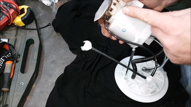 Lexus RX350 - Замена топливного фильтра и насоса смотреть онлайн