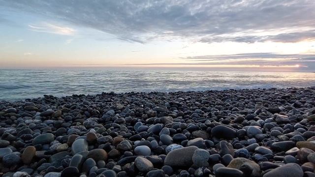 Закройте глаза и перенеситесь к морю. Музыка уходит на второй план... постепенно, слышно только мор смотреть онлайн