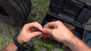 Ремонт прокола шины с помощью грибков. Установка грибка на мото авто резину.