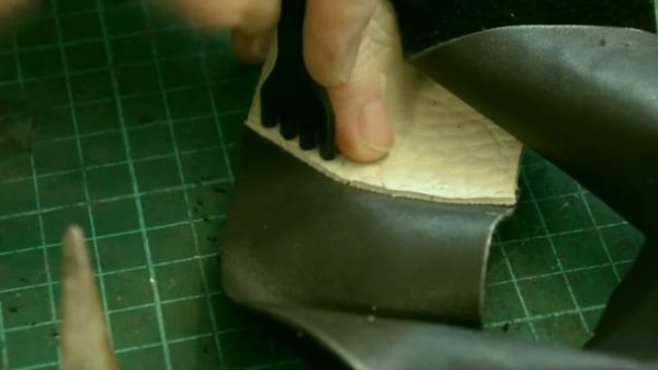 Перешиваем детские мокасины. Making moccasins.