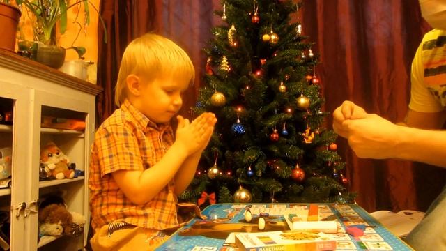 Новогодние поделки своими руками. Новогодний карнавал из пластилина. смотреть онлайн