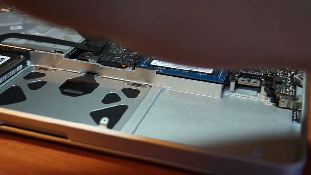 Замена батареи в MacBook Pro смотреть онлайн