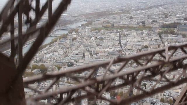 Подъем на лифте со 2-го этажа Эйфелевой башни на 3-й этаж смотреть онлайн
