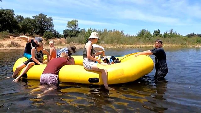 Выходной день большой семьи в Америке / Смелые прыжки в воду и веселье в American River Sacramento смотреть онлайн