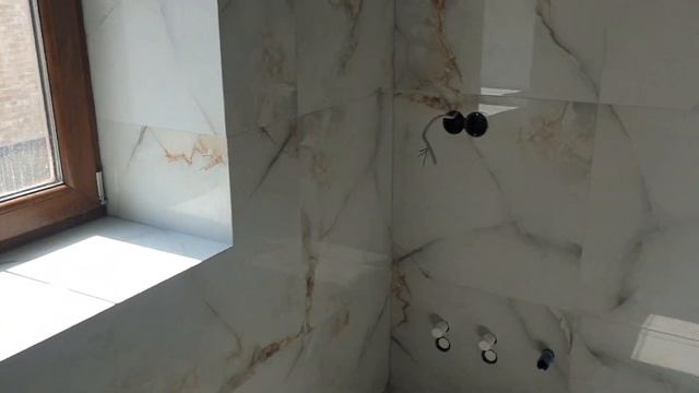 Ванная комната облицованная керамогранитом с безбортовым душевым поддоном. смотреть онлайн