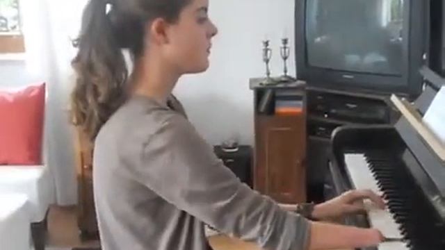 Девушка без кисти играет на пианино смотреть онлайн
