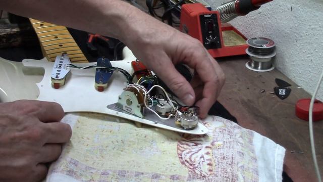USA Fender Stratocaster Repair смотреть онлайн