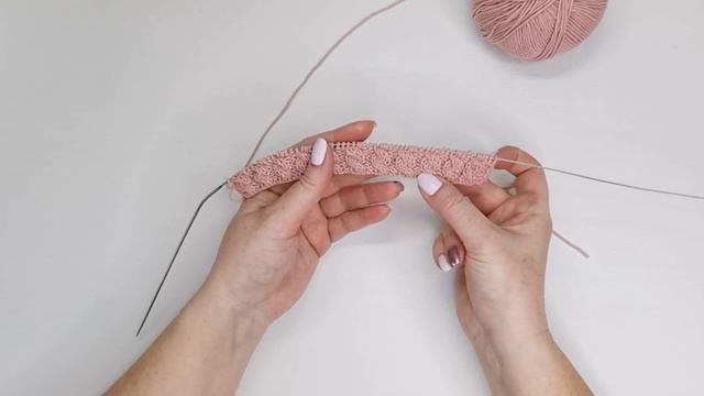 Шапка вязаная для куклы. Узор "Косы" смотреть онлайн