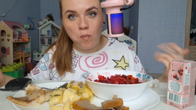 Мукбанг Винегрет с картошечкой и рыбкой|В шоке от комментариев #обжор #мукбангроссия смотреть онлайн