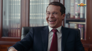 Домашний арест: В попу поцелуй меня