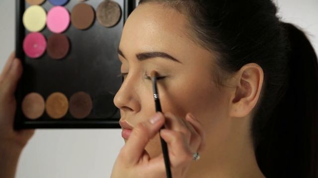 Вечерний макияж с цветной стрелкой смотреть онлайн