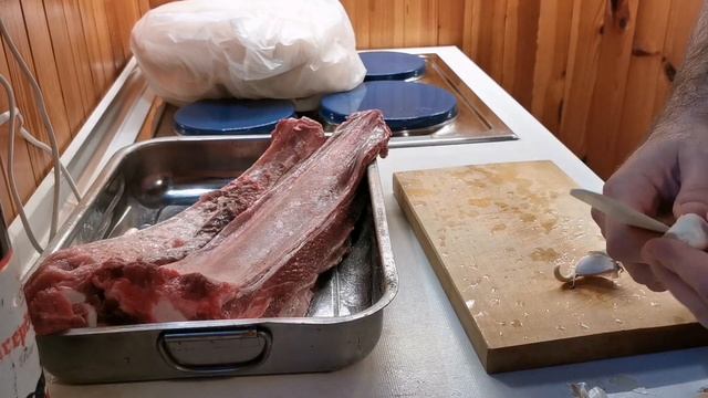 Приехали на дачу, запекаем говяжьи ребра. смотреть онлайн