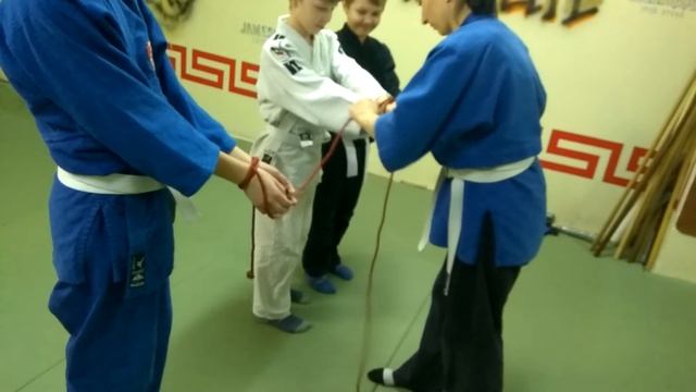 Связывание группы людей одной веревкой смотреть онлайн