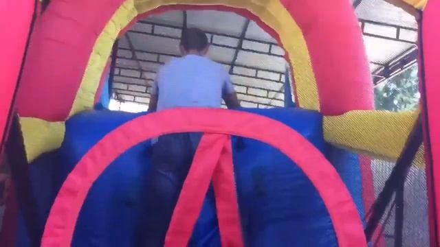 Катя и папа катаются и веселятся на надувной горке! смотреть онлайн