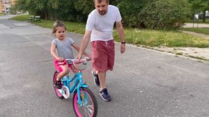Амалия учится кататься на двухколесном велосипеде