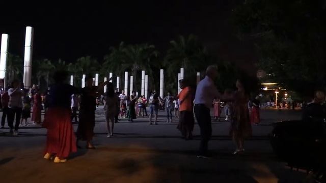 ТУРИСТЫ В КИТАЕ РАЗВЛЕКАЮТСЯ (Dance. Sanya, Hainan, China)