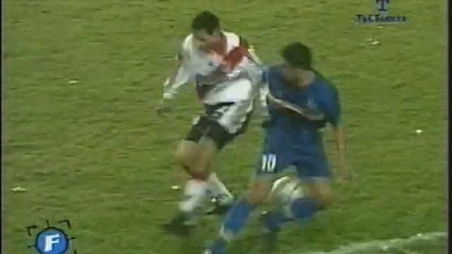 Riquelme caño a Yepes смотреть онлайн