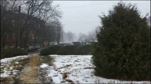 Почему же, почему же, дождик капает по лужам, Я иду по этим лужам, может я кому-то нужен...