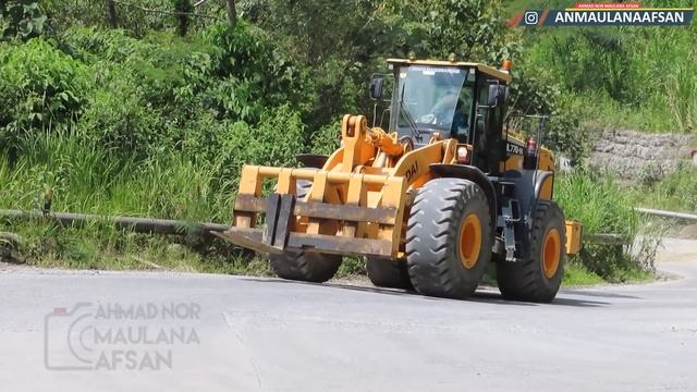 HEAVY CARGO TRANSPORT - Multiaxle Goldhofer Muatan Separator 70 TON Di Tarik 3 Truck MAN 6x6 смотреть онлайн