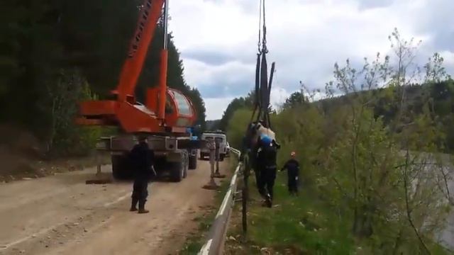 В Кунгурском районе корову вытащили из реки автокраном смотреть онлайн