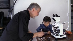 Учим малыша пользоваться микроскопом