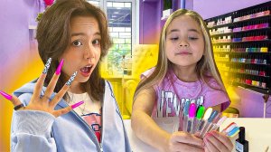 Устроила дома маникюрный салон / Анютка-малютка