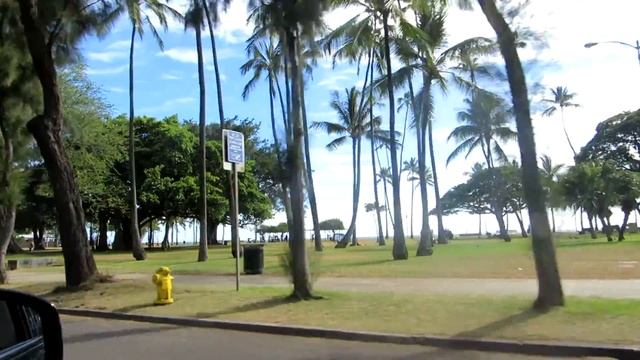 Еду вдоль пляжа Вайкики, Гонолулу, Гавайи. Waikiki Ride, Honolulu смотреть онлайн